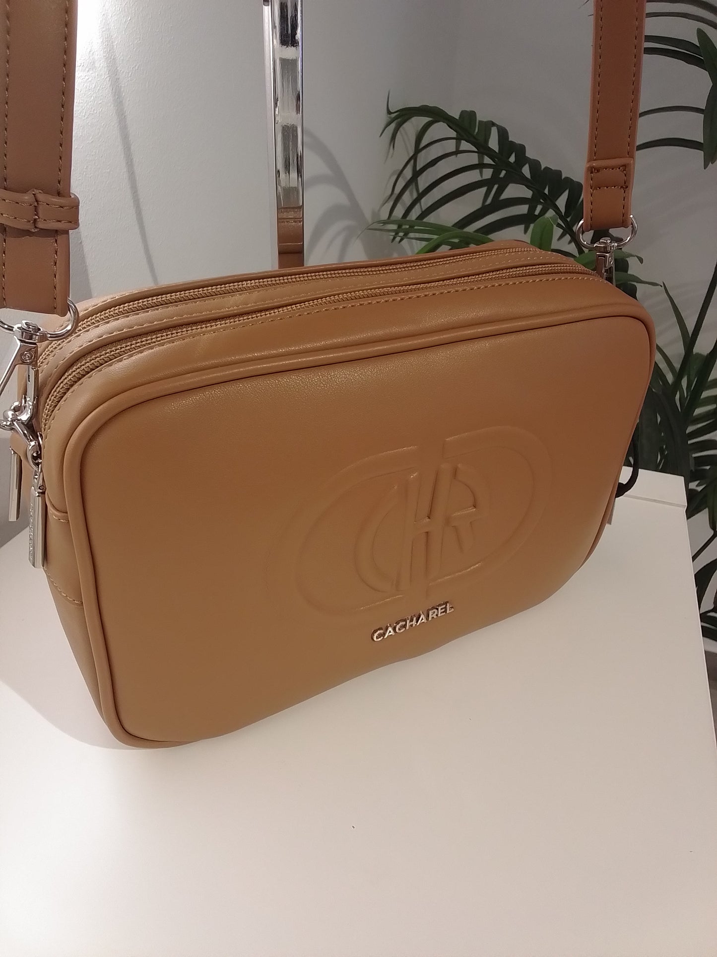 LD252315-IN25 ARENA CACHAREL