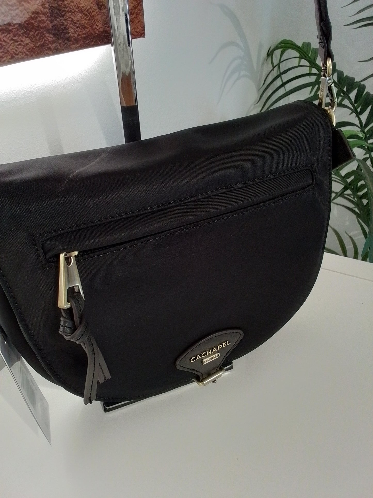 HD252235-IN25 NEGRO CACHAREL