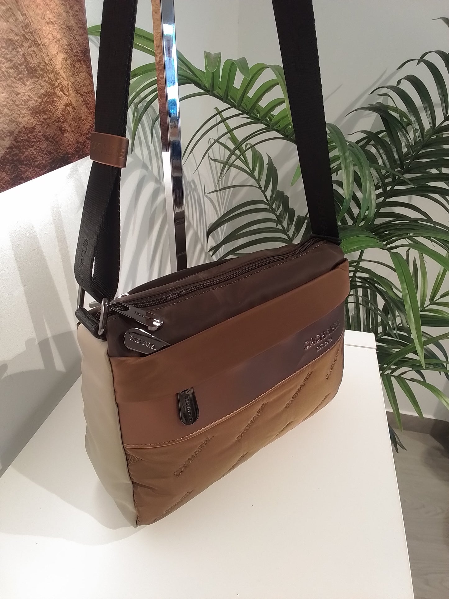 CA262001 MARRON CACHAREL