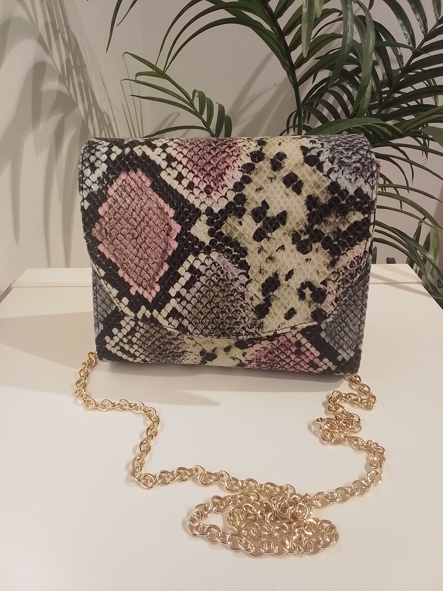 B131 BOLSO VERDE ANIMAL PRINT ANGARI