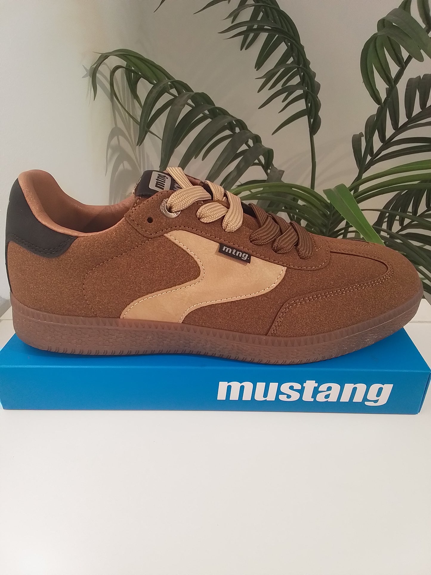 84775-IN25 MARRON MUSTANG