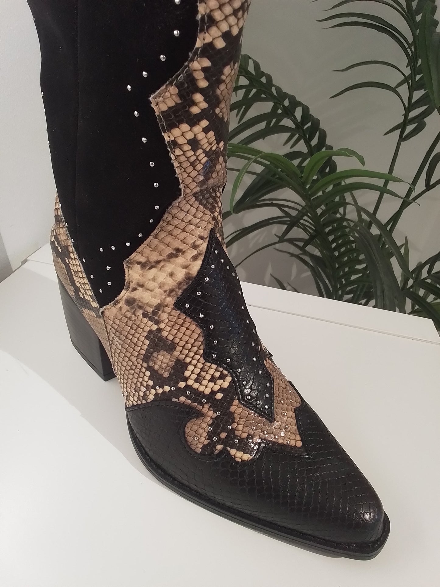 63710-IN25 NEGRO VENOM MUSTANG