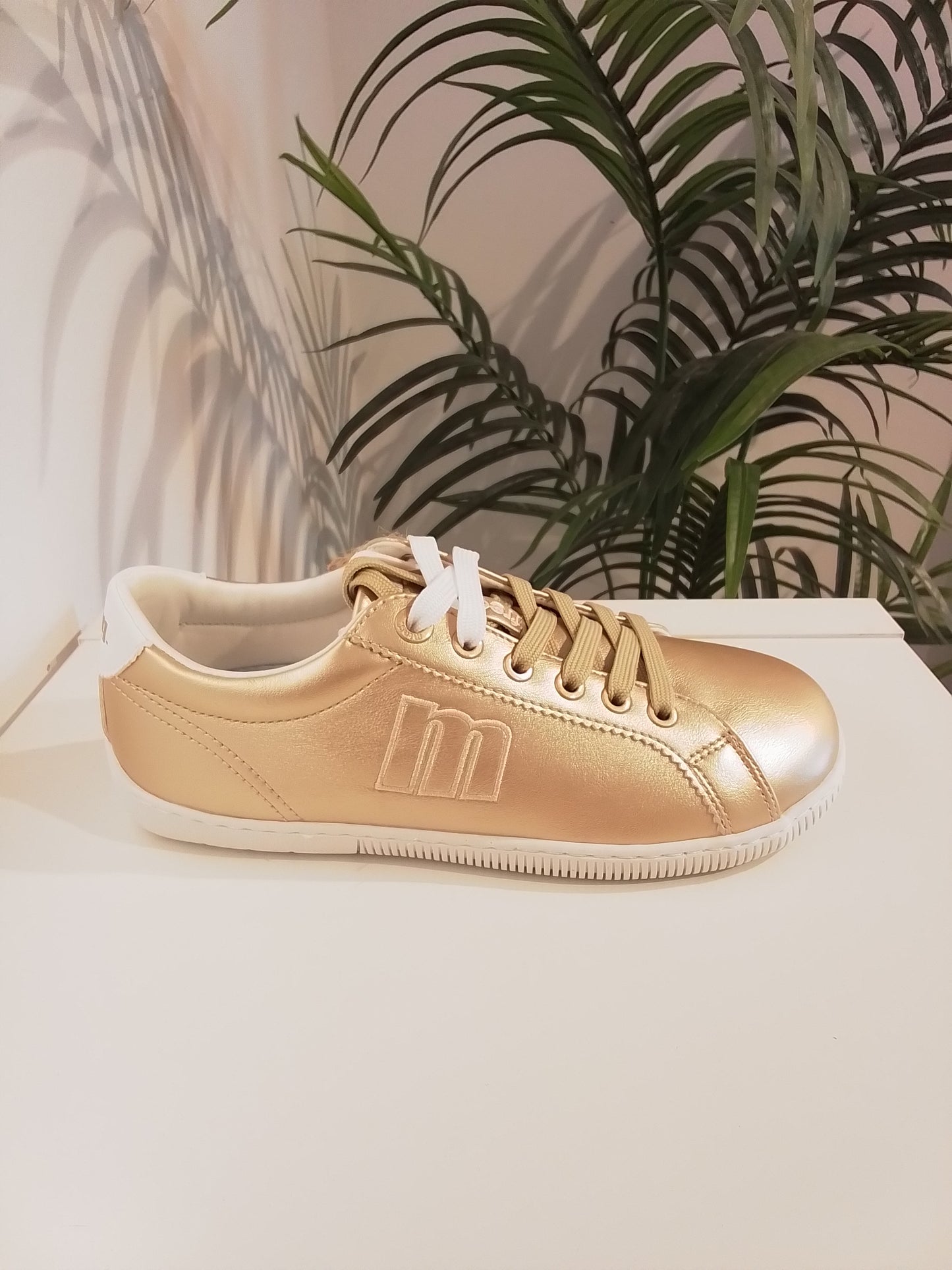 60837-V26 CHAMPAGNE BAREFOOT MUSTANG