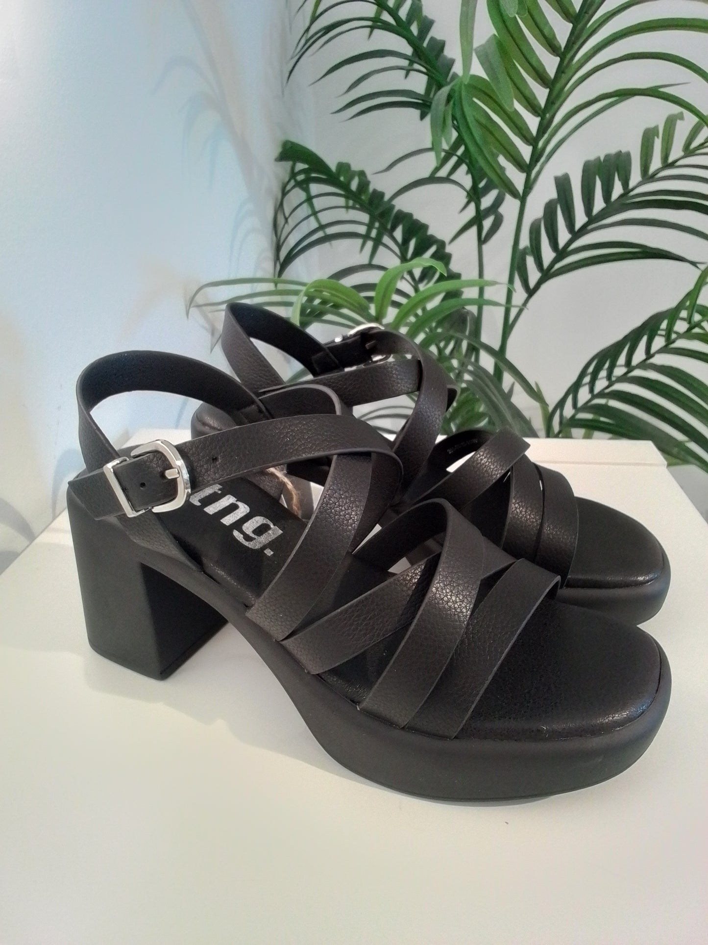 53762-V25 NEGRO MUSTANG