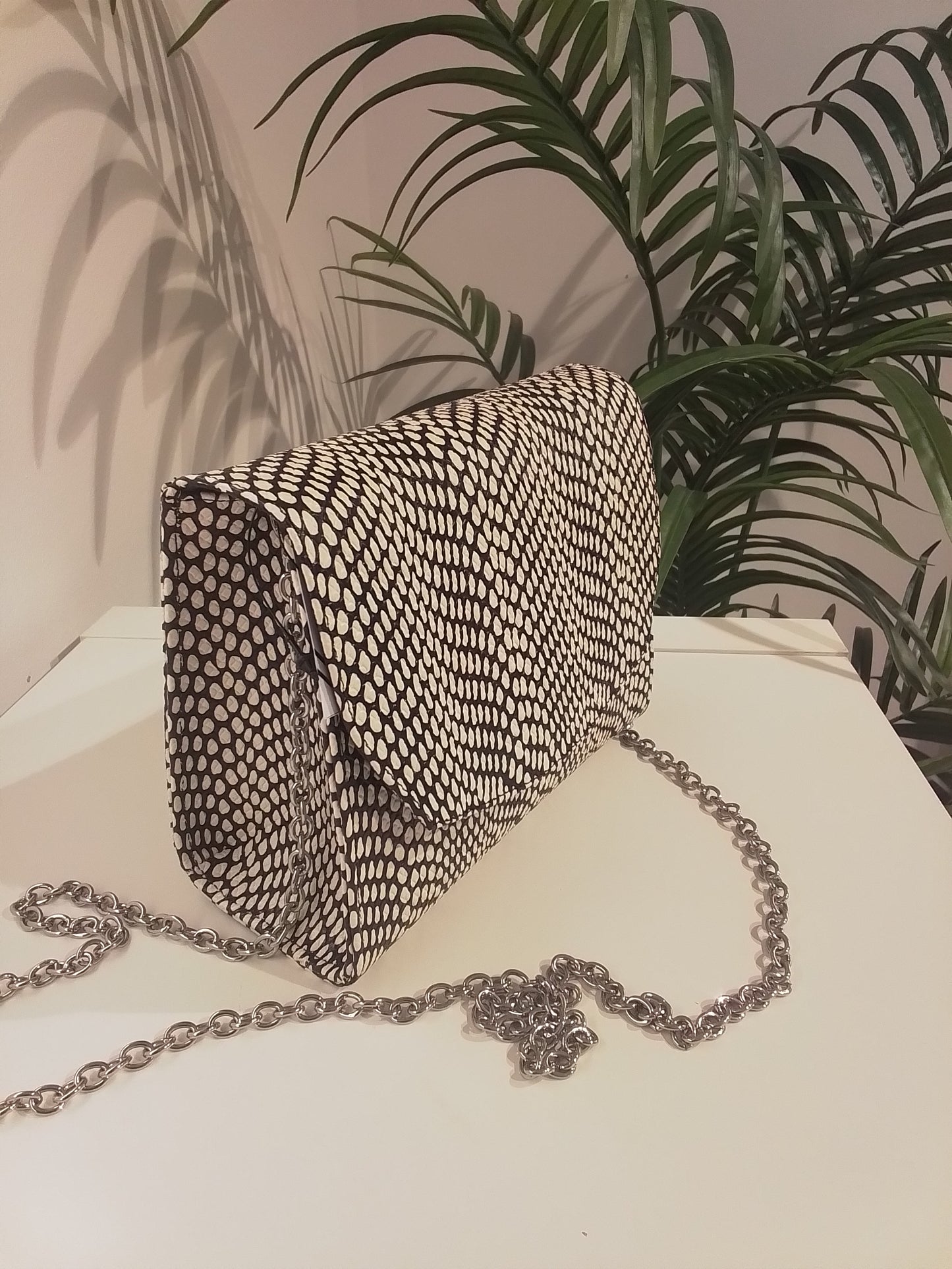 B131 BOLSO NEGRO BLANCO ANGARI