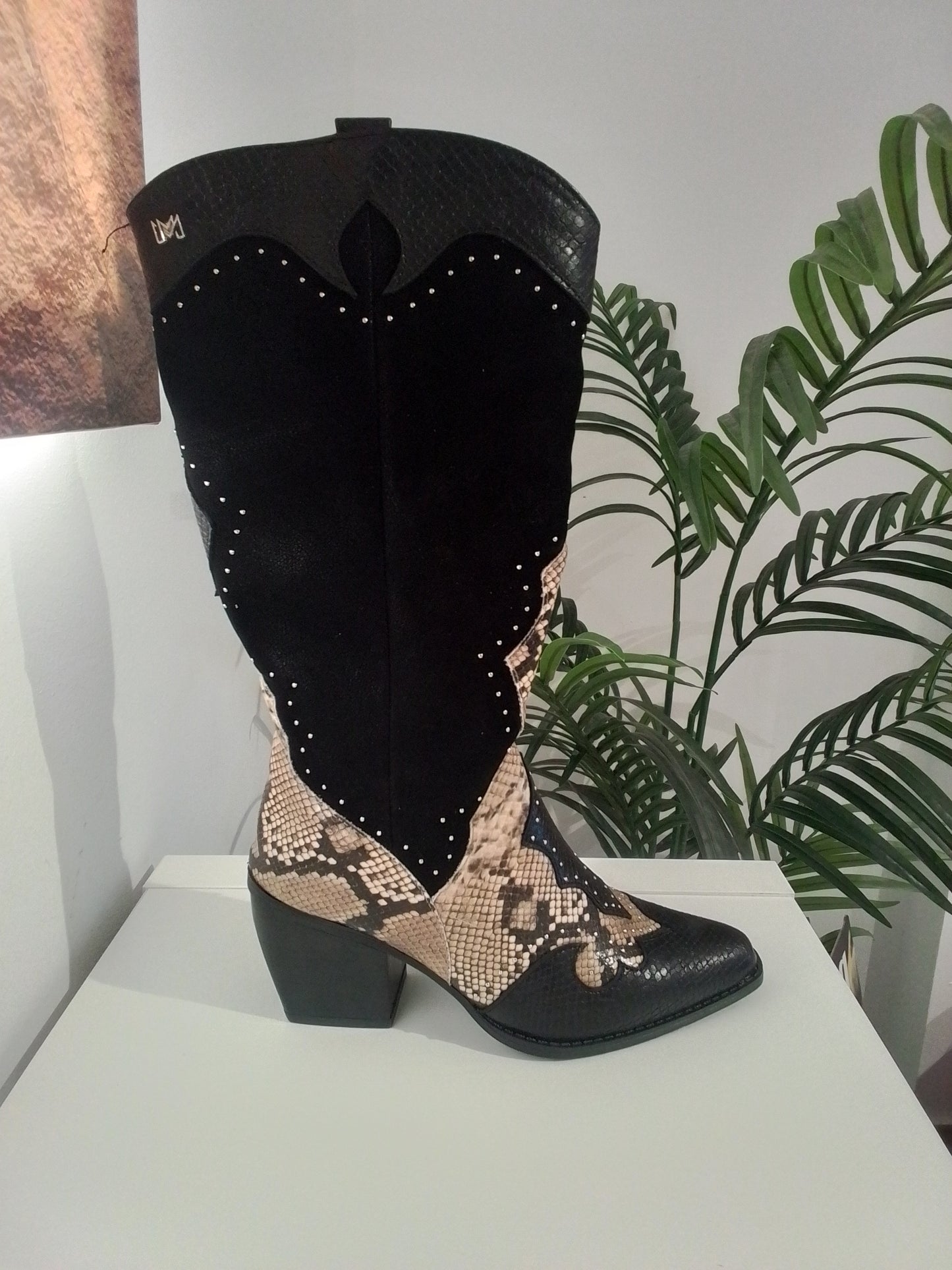 63710-IN25 NEGRO VENOM MUSTANG